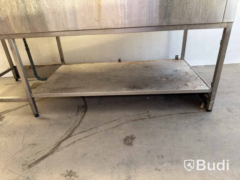 Stainless steel sink unit with perforated inserts