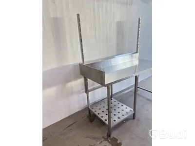 rostfri diskbänk, med stänkskydd och hylla