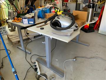 2 st Elektriska höj och sänkbara skrivbord vita