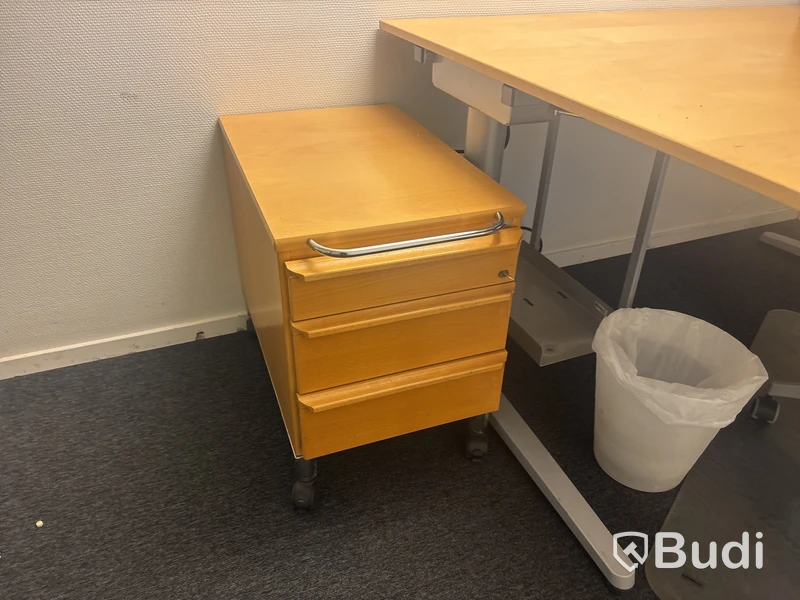 Kontorsplats med skrivbord, stol och skåp.
