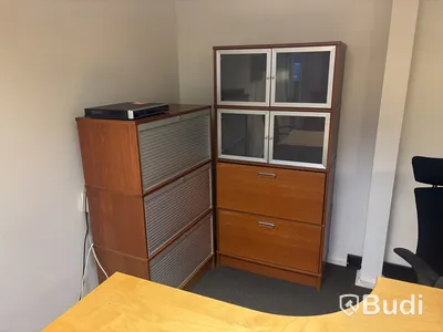 2 st. kontorsplatser med skrivbord, stolar och skåp.