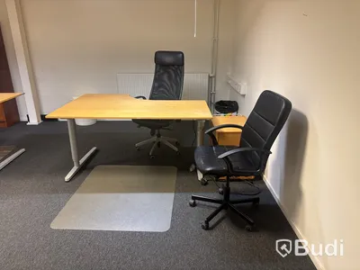 2 st. kontorsplatser med skrivbord, stolar och skåp.