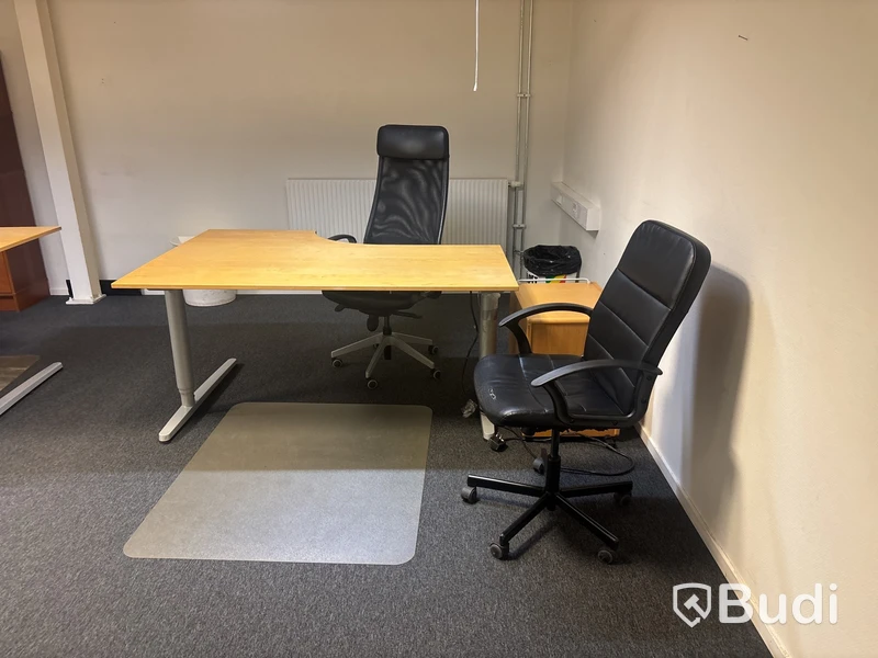 2 st. kontorsplatser med skrivbord, stolar och skåp.