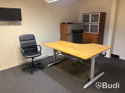 2 st. kontorsplatser med skrivbord, stolar och skåp.