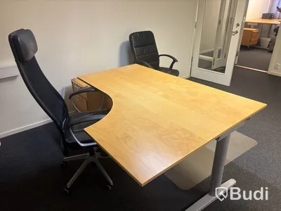 2 st. kontorsplatser med skrivbord, stolar och skåp.