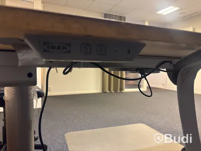 2 st. kontorsplatser med skrivbord, stolar och skåp.