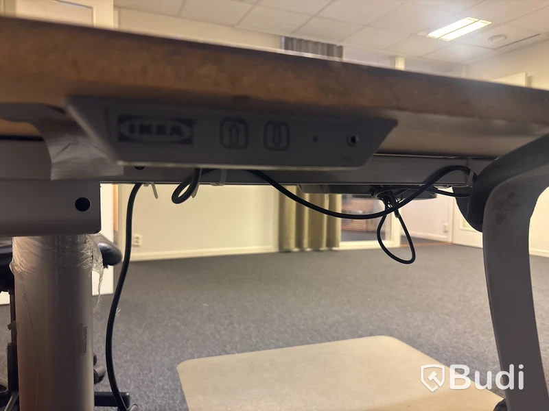 2 st. kontorsplatser med skrivbord, stolar och skåp.