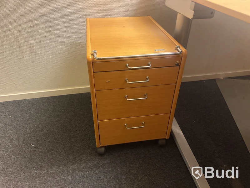 Kontorsplats med skrivbord, stol och skåp.