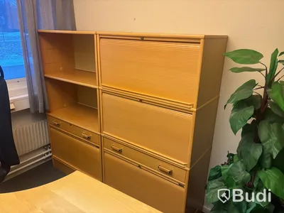 Kontorsplats med skrivbord, stol och skåp.