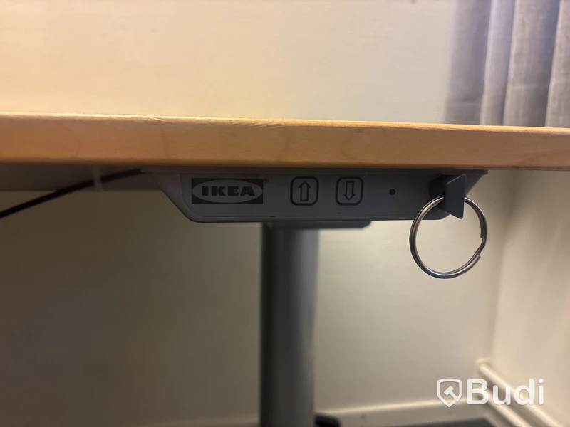 Kontorsplats med skrivbord, stol och skåp.