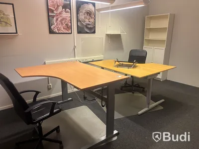 2 st. kontorsplatser med skrivbord, stolar och skåp.