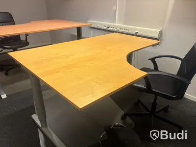 2 st. kontorsplatser med skrivbord, stolar och skåp.