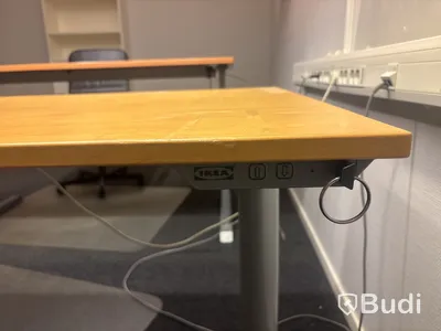 2 st. kontorsplatser med skrivbord, stolar och skåp.