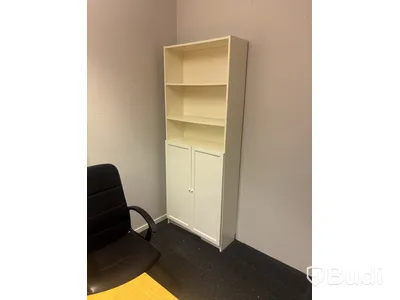2 st. kontorsplatser med skrivbord, stolar och skåp.
