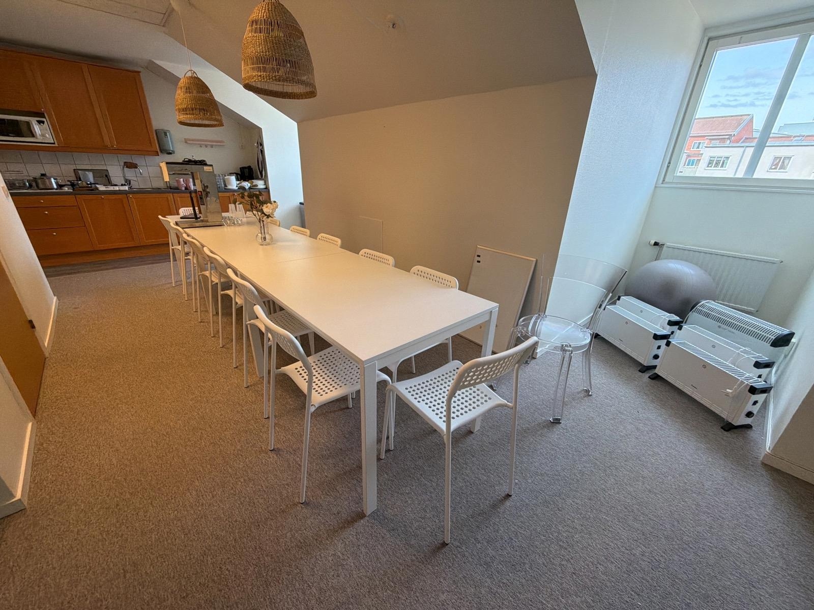Köksbord, stolar, porslin m.m.