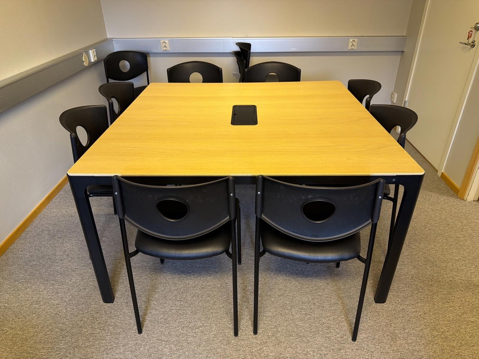 Konferensbord med 11 st stolar