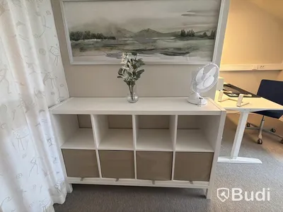 Kontorsrum med fåtöljer m.m.
