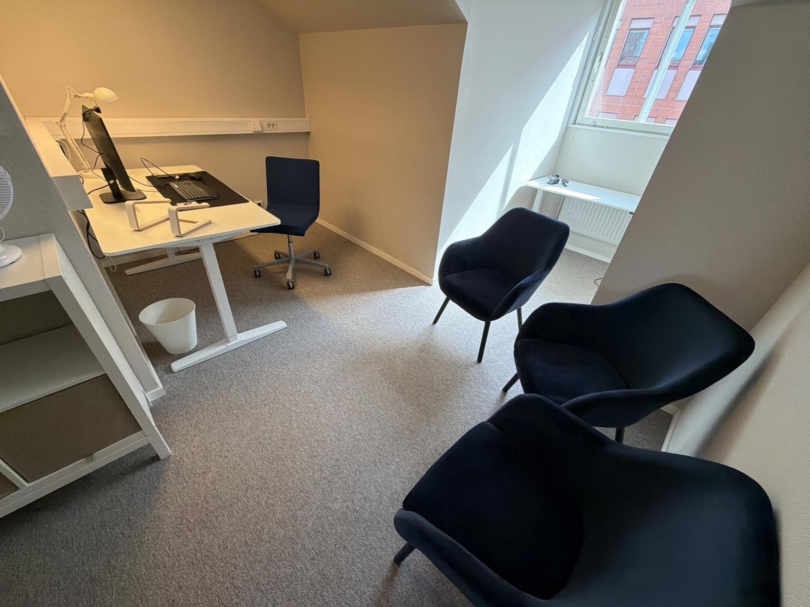 Kontorsrum med fåtöljer m.m.