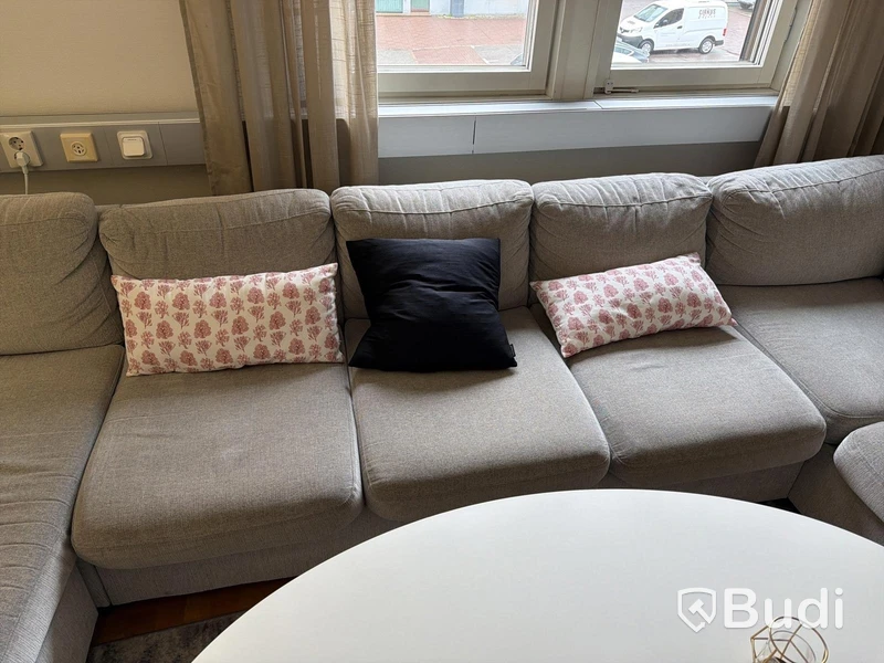 Divansoffa, bord m.m.
