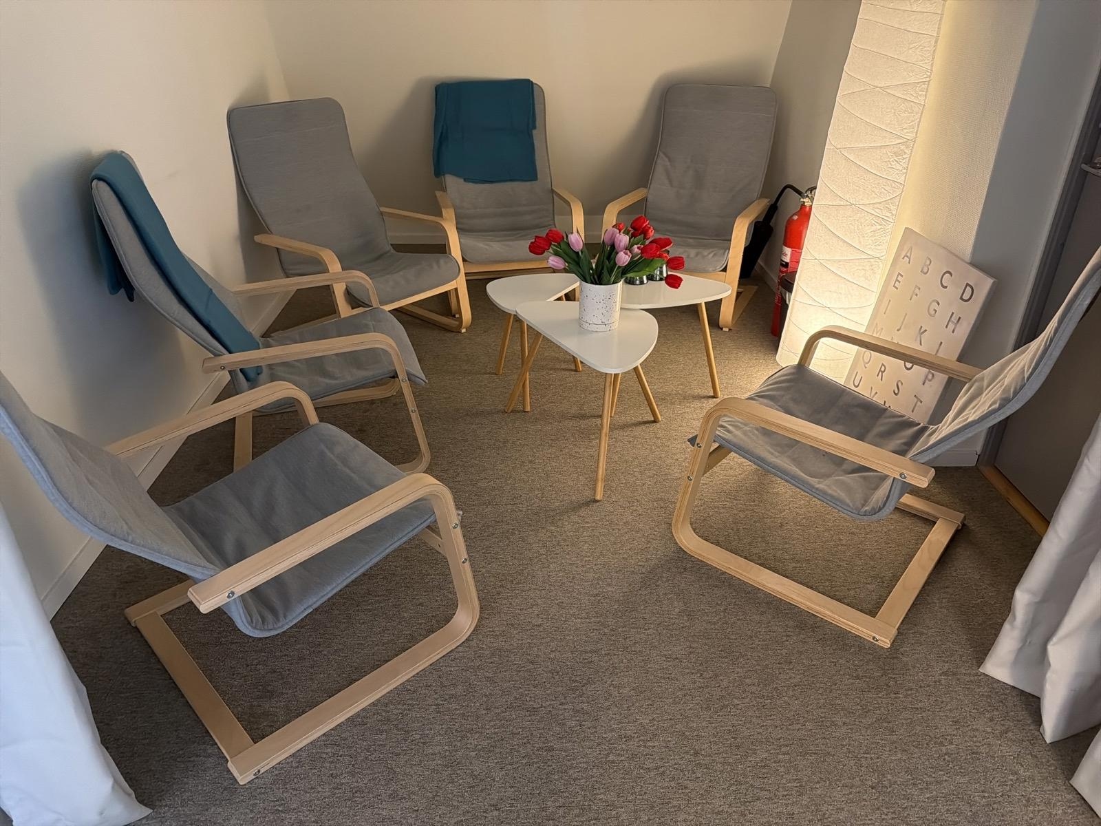 6 st fåtöljer m.m.