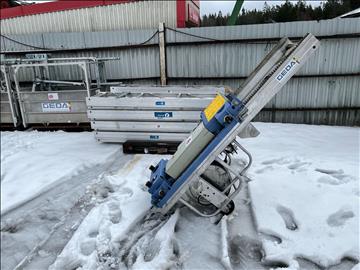 Geda 200z från 2016, Materialhiss med kuggstångsmast och svängbar korg.  