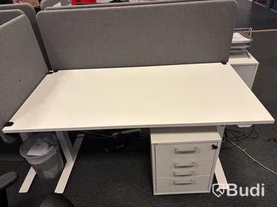 Höj_ och sänkbart skrivbord Ikea inkl. hurts Edsbyn samt kontorsstol