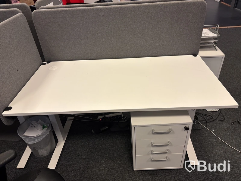 Höj_ och sänkbart skrivbord Ikea inkl. hurts Edsbyn samt kontorsstol