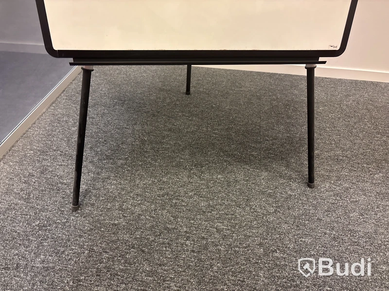 Whiteboardtavla på ställ