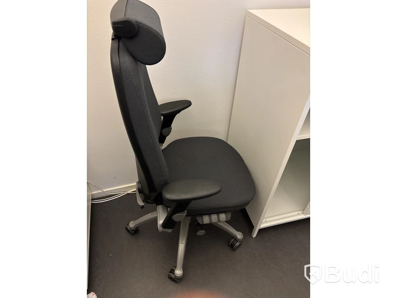 Höj- och sänkbart skrivbord inkl. hurts Edsbyn och kontorsstol