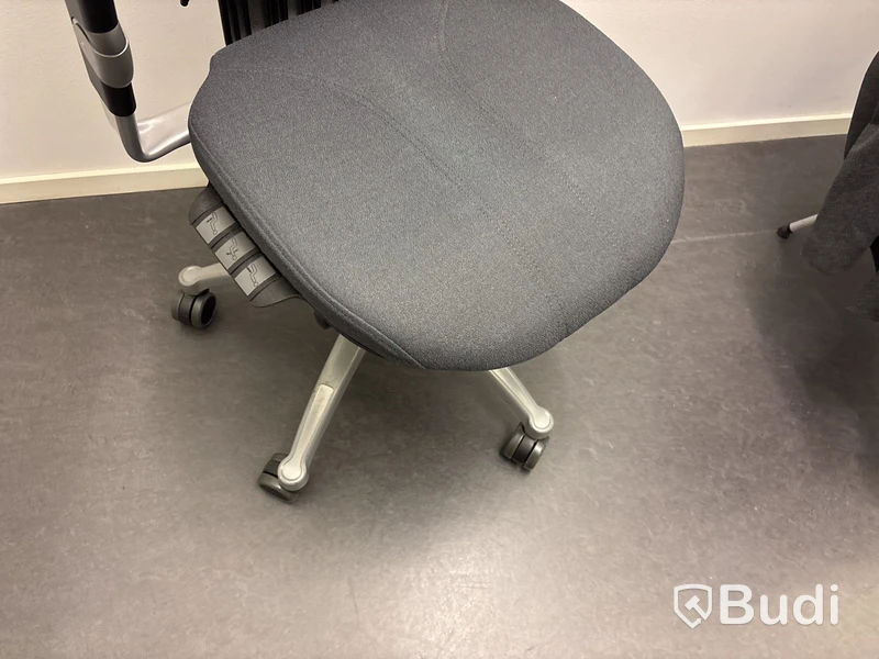 Höj- och sänkbart skrivbord inkl. kontorsstol och hurts
