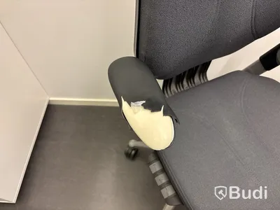 Höj- och sänkbart skrivbord inkl. kontorsstol och hurts