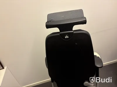 Höj- och sänkbart skrivbord inkl. kontorsstol och hurts