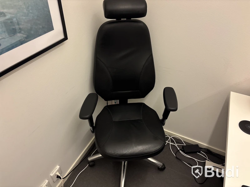 Höj- och sänkbart skrivbord inkl. kontorsstol