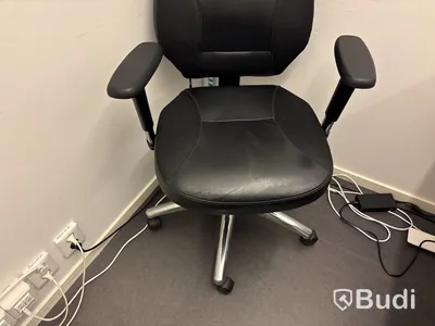 Höj- och sänkbart skrivbord inkl. kontorsstol