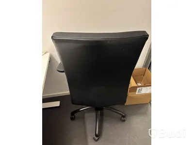 Höj- och sänkbart skrivbord inkl. kontorsstol