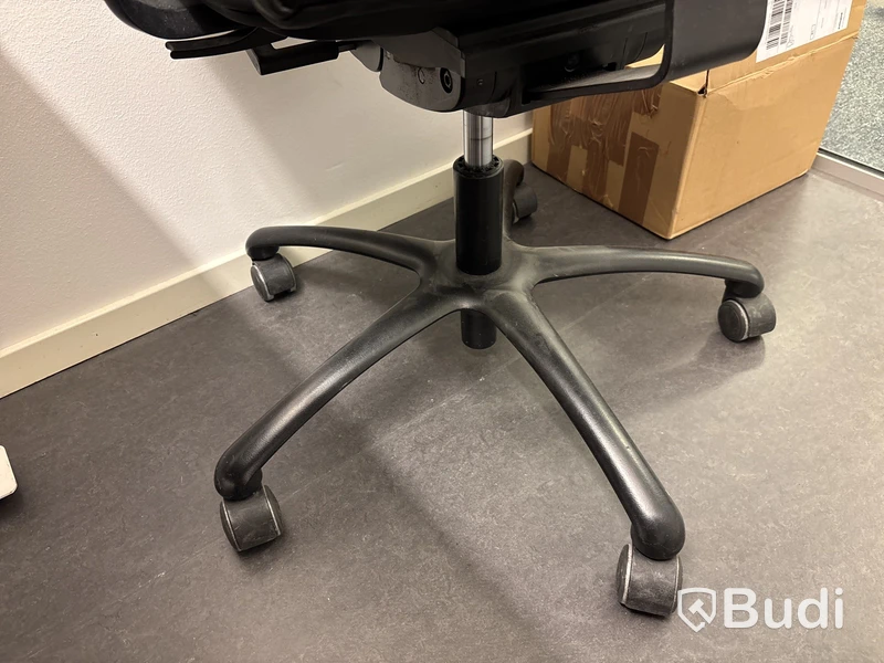 Höj- och sänkbart skrivbord inkl. kontorsstol