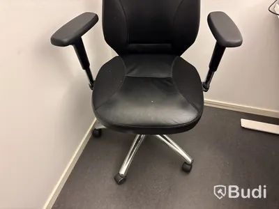 Höj- och sänkbart skrivbord inkl. kontorsstol