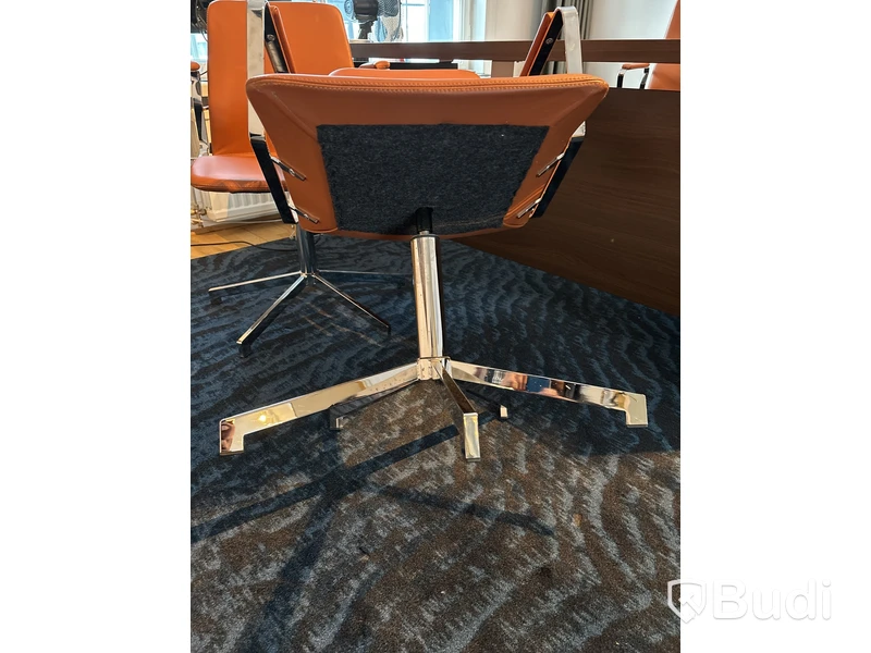 Arbetsplats: skrivbord inkl. 3 st. skinnstolar Johanson Design, matta samt bordslampa Artemide Tolomeo
