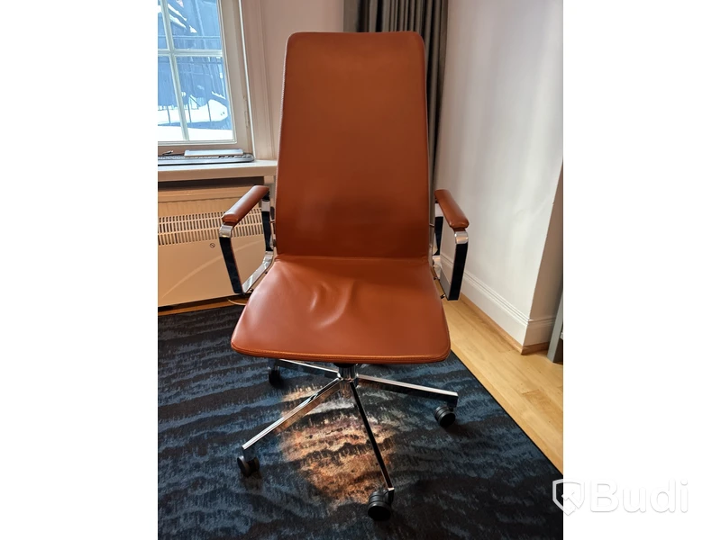 Arbetsplats: skrivbord inkl. 3 st. skinnstolar Johanson Design, matta samt bordslampa Artemide Tolomeo