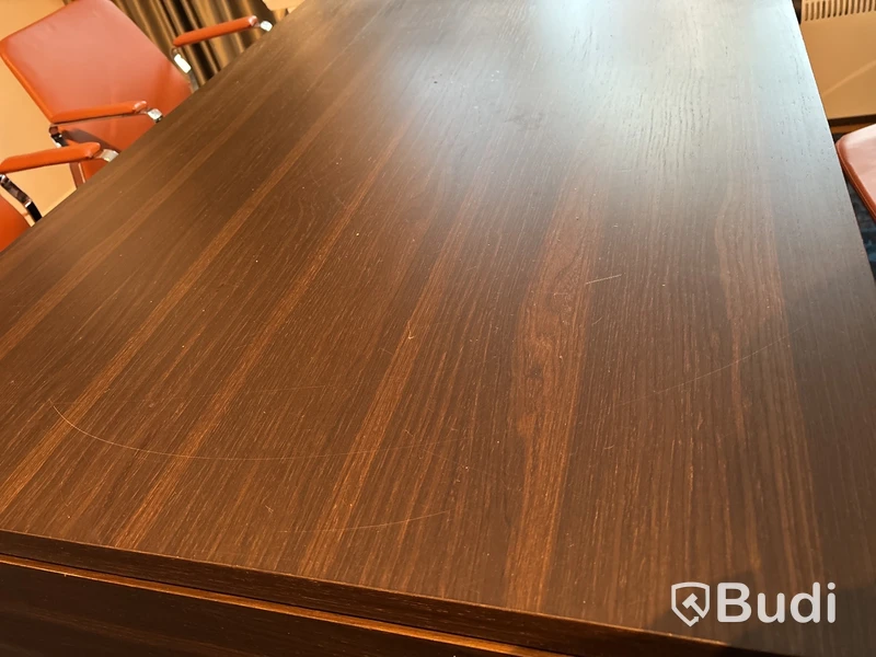 Arbetsplats: skrivbord inkl. 3 st. skinnstolar Johanson Design, matta samt bordslampa Artemide Tolomeo