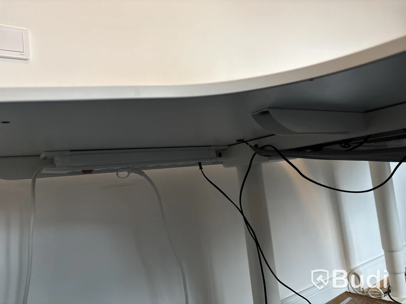 Höj- och sänkbart skrivbord, elektriskt