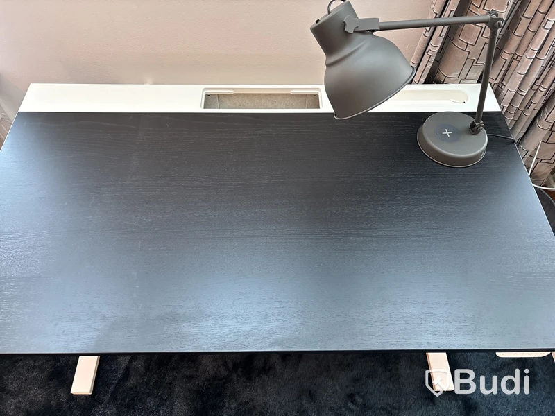 Höj-och sänkbart skrivbord, elektriskt