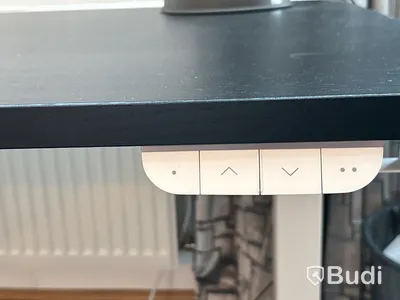Höj-och sänkbart skrivbord, elektriskt