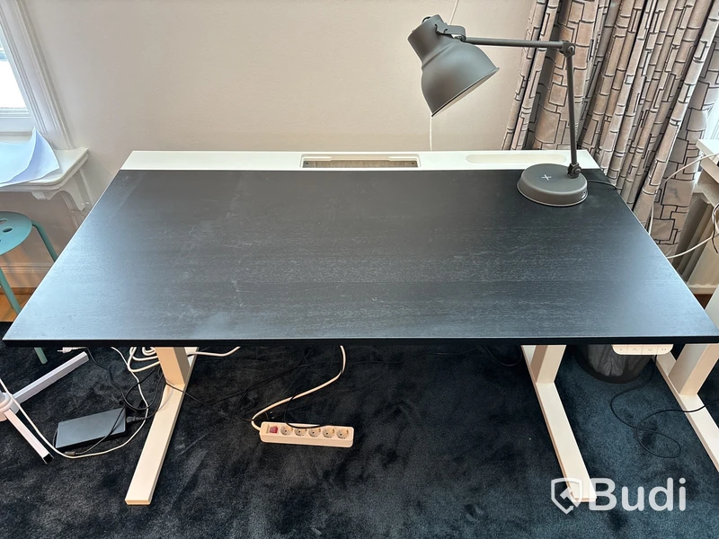 Höj-och sänkbart skrivbord, elektriskt
