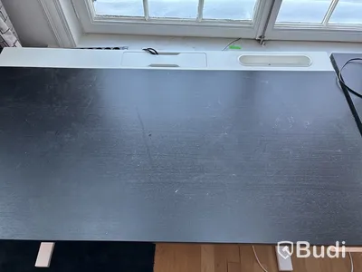 Höj- och sänkbart skrivbord, elektriskt inkl. datorskärm