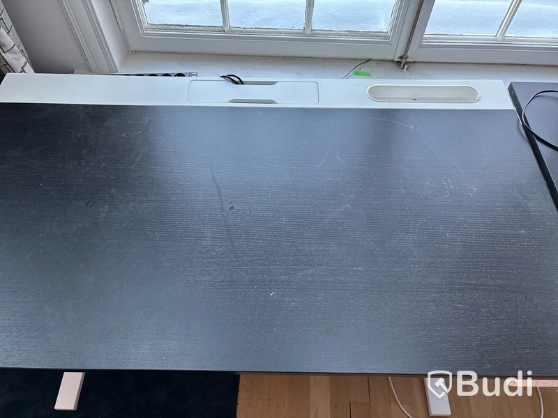 Höj- och sänkbart skrivbord, elektriskt inkl. datorskärm