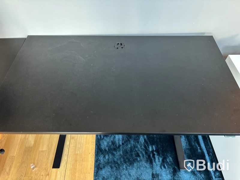 Höj- och sänkbart skrivbord Edsbyn, elektriskt inkl. datorskärm