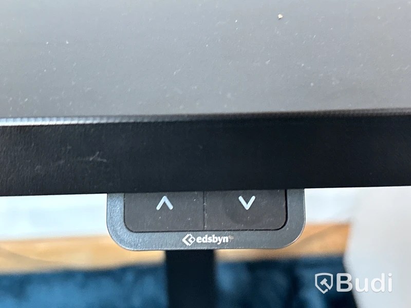 Höj- och sänkbart skrivbord Edsbyn, elektriskt inkl. datorskärm