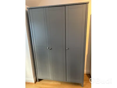 Skåp och bokhylla