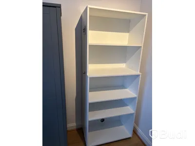 Skåp och bokhylla